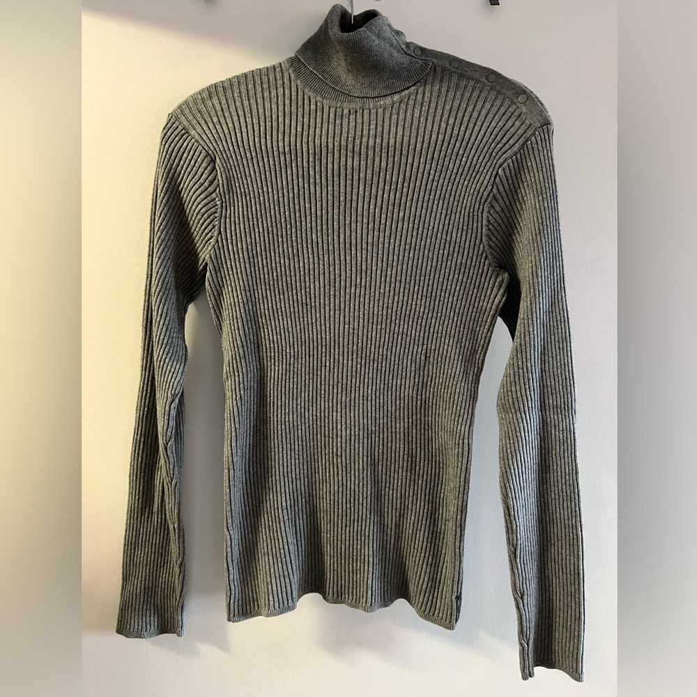 Ribbed grey turtleneck